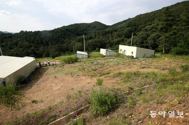 부동산 투기 의혹으로 사실상 경질된 김기표 대통령반부패비서관이 공직자 재산신고에서 누락한 것 아니냐는 의혹이 나온 경기 광주시 송정동 413-159(1361㎡) 땅. 청와대는 이 필지에 있는 근린생활시설 건물이 관보에 신고됐다고 했다. 관보에 “상가(공실)”로 올라 있었지만 본보가 찾은 현지에는 컨테이너 건물만 있었다. 광주=장승윤 기자 tomato99@donga.com