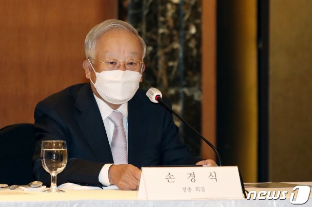 손경식 한국경영자총협회장이 28일 오전 서울 중구 롯데호텔에서 열린 30대 기업 CHO 간담회에 참석해 인사말하고 있다. 2021.6.28/뉴스1 © News1