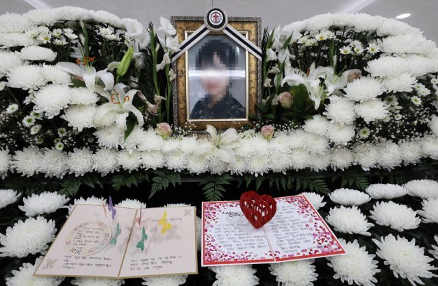 경기도 성남시 국군수도병원 장례식장에 마련된 고(故) 이모 공군 중사 분향소에 어머니의 편지가 놓여 있다. 2021.6.11/뉴스1 © News1