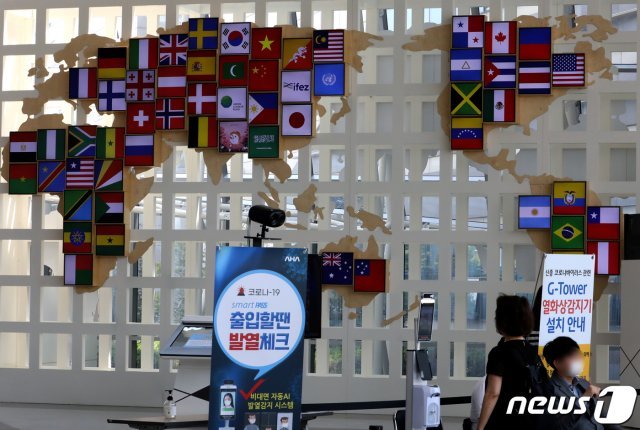 인천시 연수구 송도국제도시 G타워 로비에 설치된 세계지도 앞에 마스크를 착용한 시민이 발열 체크를 하고 있다. 2021.6.25/뉴스1 © News1