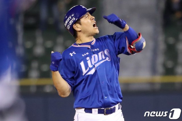 17일 오후 서울 송파구 잠실야구장에서 열린 ‘2021 프로야구 신한은행 SOL KBL리그’ 삼성 라이온즈와 LG 트윈스의 경기 9회초 2사 주자 1,3루 상황에서 삼성 강민호가 역전 2타점 적시타를 친 뒤 기뻐하고 있다. 2021.5.17/뉴스1 © News1