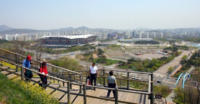 난지도 하늘공원에서 바라본 서울월드컵경기장(왼쪽)