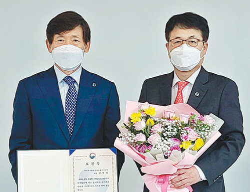 4월 행정안전부장관 표창 수상 정영만 회장(왼쪽).