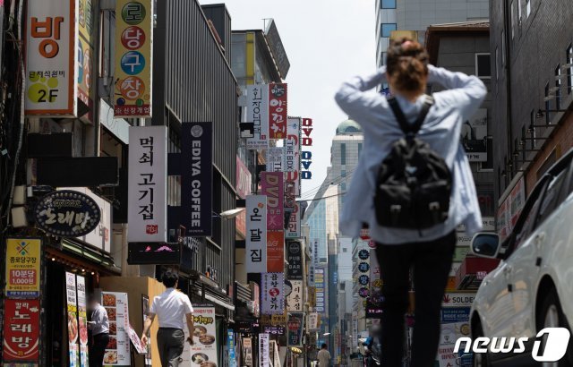 지난 21일 오후 서울 종로구 종각 젊음의거리에서 시민들이 점심식사를 하기 위해 발걸음을 옮기고 있다. 2021.6.21/뉴스1 © News1