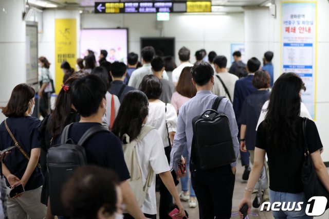 28일 오전 광화문에서 시민들이 출근길 발걸음을 재촉하고 있다. 신종 코로나바이러스 감염증(코로나19) 중앙재난안전대책본부(이하 중대본)에 따르면 7월 1일부터 새로운 거리두기 체계로 전환한다. 거리두기는 수도권 2단계, 비수도권은 1단계를 적용한다. 지난 한 주(6월 20일~6월 26일) 하루 평균 국내 코로나19 신규 확진자 수는 491.6명으로, 그 전 주(6월 13일~6월 19일) 444.6명에 비해 47명(10.6%) 증가했다. 2021.6.28/뉴스1 © News1