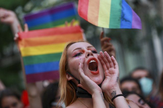 26일 터키 이스탄불에서 퀴어 퍼레이드 행사에 참여한 한 여성이 경찰을 향해 항의의 구호를 외치고 있다. AP 뉴시스
