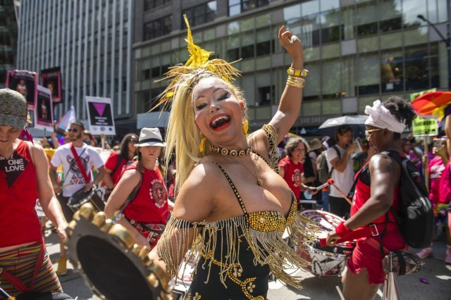 한 여성이 27일(현지시간) 뉴욕에서 열린 퀴어 퍼레이드 행사에서 흥겨운 음악에 맞춰 춤을 추고 있습니다. AP 뉴시스