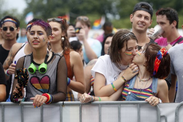 26일(현지시간) 시카고 그랜트 공원에서 열린 퀴어 퍼레이드 행사에서 두 여성이 입맞춤을 하고 있다. AP 뉴시스