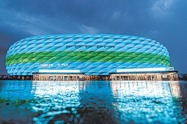 독일 뮌헨의 알리안츠 아레나 경기장이 유로 2020 독일-헝가리의 경기가 열린 24일 푸른색과 녹색 조명으로 물들어 있다. 뮌헨시는 성소수자에 대한 포용을 상징하는 무지개 조명을 경기장에 비추고자 했으나 유럽축구연맹(UEFA)은 정치적 의도가 있다며 허용하지 않았다. 뮌헨=AP 뉴시스