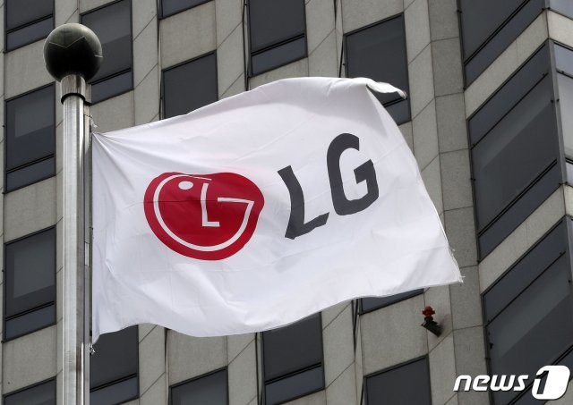 서울 여의도 LG전자 사옥에 LG 깃발이 펄럭이고 있다. 2021.4.29/뉴스1 © News1