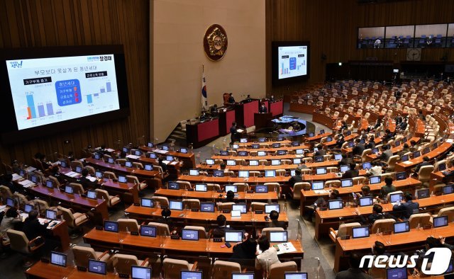 장경태 더불어민주당 의원이 23일 오후 서울 여의도 국회 본회의에서 열린 경제 분야 대정부질문에서 김부겸 국무총리에게 질의를 하고 있다. 2021.6.23/뉴스1 © News1