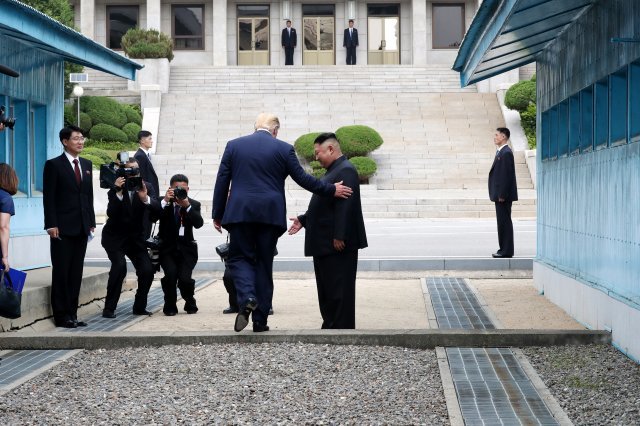 도널드 트럼프 미국 대통령이 김정은 북한 국무위원장을 만나 미국 대통령 중 처음으로 판문점 군사분계선을 넘어 북한 땅을 밟고 있다. 박영대 기자. 2019년 6월 30일 촬영.