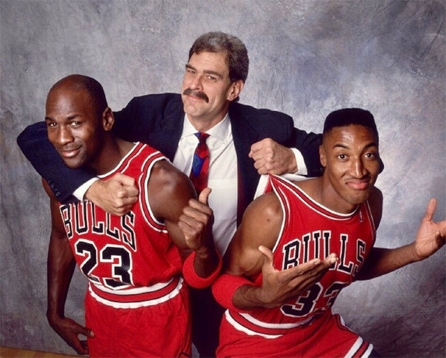 1980, 90년대 미국프로농구(NBA) 시카고의 전성기를 이끌었던 스코티 피펜(오른쪽)과 당시 사령탑인 필 잭슨 전 감독(가운데)과 ‘농구 황제’ 마이클 조던. 스코티 피펜 인스타그램 캡처