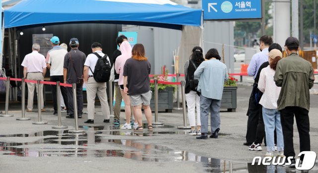 신종 코로나바이러스 감염증(코로나19) 신규 확진자가 794명 발생한 30일 오전 서울역에 마련된 중구임시선별진료소에서 시민들이 대기하고 있다. 2021.6.30/뉴스1 © News1