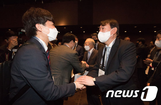 이준석 국민의힘 대표와 윤석열 전 검찰총장이 30일 오전 서울 중구 신라호텔에서 개막한 아시안리더십콘퍼런스 개회식에 참석해 악수를 나누고 있다. 2021.6.30  국회사진기자단