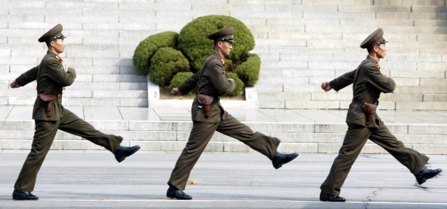 판문점 북한 병사들이 근무 교대를 하고 있다. 박영대 기자. 2004년 11월 9일 촬영.