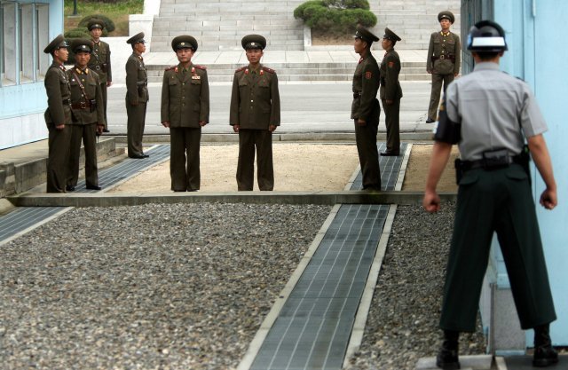 판문점에 평소보다 많은 북한 군인들이 나와 세를 과시하고 있다.  박영대 기자. 2006년 10월 11일 촬영.