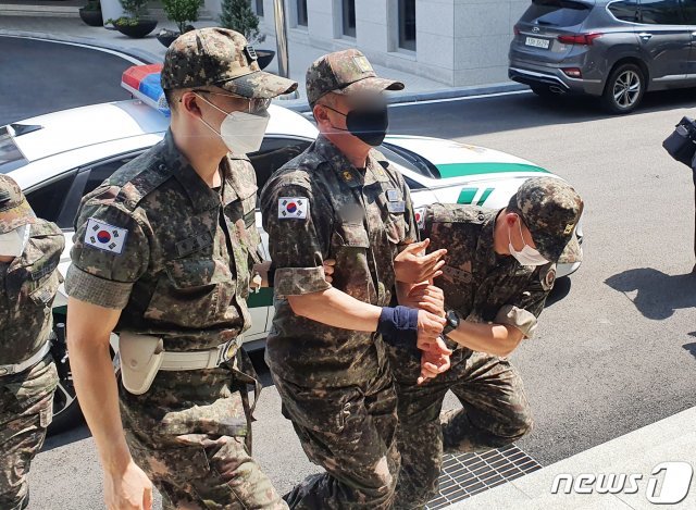 성추행 피해‘공군 부사관 사망 사건과 관련해 피해자 고 이모 중사에 대한 2차 가해 혐의를 받는 노모 준위가 지난 12일 서울 용산구 국방부 보통군사법원에서 열린 구속영장실질심사에 출석하고 있다. 2021.6.12/뉴스1 © News1