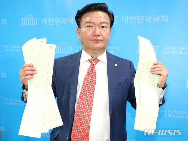 지난해 5월 민경욱 미래통합당(국민의힘 전신) 의원이 서울 여의도 국회 소통관에서 투표용지를 들고 총선 부정선거 의혹을 제기하고 있다. 사진=뉴시스