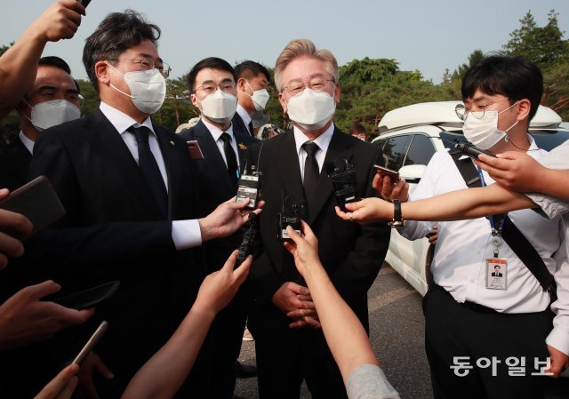 대선출마를 공식 선언한 이재명 경기도지사가 1일 오전 서울 동작구 국립서울현충원에서 학도의용군 무명용사탑을 참배한 후 취재진의 질문에 답하고 있다.  사진공동취재단