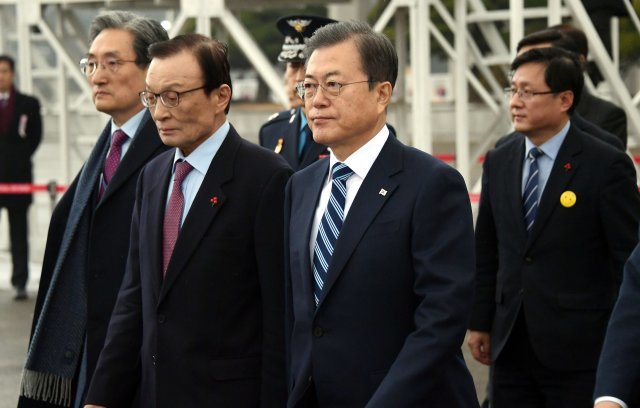 2019년 시진핑 주석과의 정상회담 및 한중일 정상회의에 참석하기 위해 출국하는 문재인 대통령과 문 대통령을 배웅하는 이해찬 당시 더불어민주당 대표(앞줄 왼쪽)