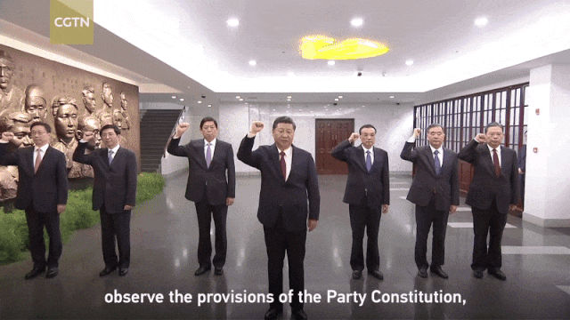 중국 공산당기 앞에서 입당선서를 낭독하고 있는 시진핑 중국 국가주석. 입당선서문 중에는 “당을 배신하지 않는다”, “당과 인민을 
위해 언제든 희생할 준비를 한다”는 내용이 포함돼 있다. 중국국제텔레비전네트워크(CGTN) 유튜브 화면 캡처