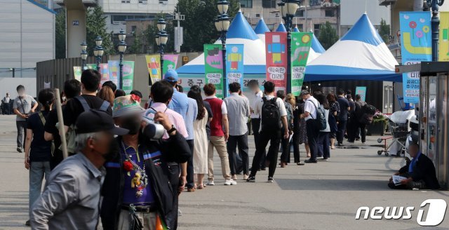 새로운 거리두기 앞두고 코로나19 확진자 수가 급증함에 따라 서울, 경기를 비롯한 수도권 개편안 적용 시점이 일주일 유예된 1일 오전 서울역 광장에 마련된 중구 임시선별진료소에서 시민들이 코로나19 검사를 위해 줄지어 기다리고 있다. 2021.7.1/뉴스1 © News1