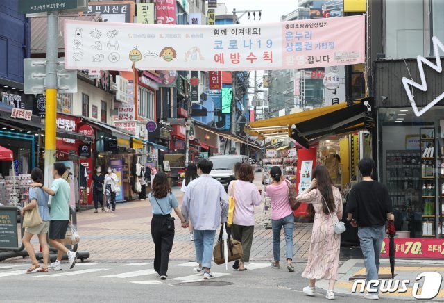 지난달 29일 오후 서울 홍대거리에서 시민들이 식사를 하기 위해 식당으로 이동하고 있다. 지난 1주일 사이 국내 코로나19 확진자 중 20대에서 가장 많은 감염자가 발생했다. /뉴스1 © News1
