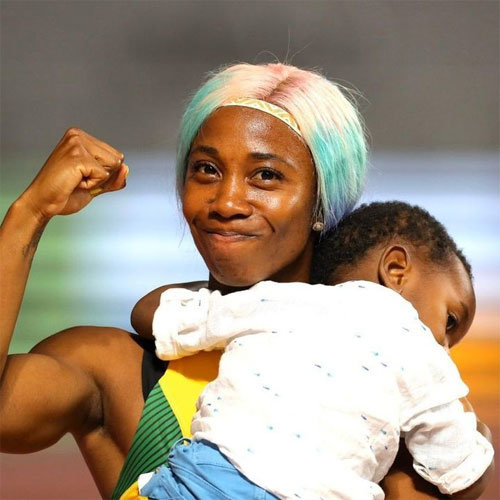 자신의 아이와 웃고 있는 자메이카 육상 올림픽 대표 셸리앤 프레이저프라이스.