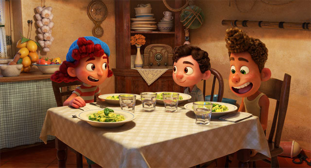 디즈니·픽사 ‘루카’에서 줄리아와 루카, 알베르토(왼쪽부터)가 함께 페스토 트레네테를 먹는 장면. 루카와 알베르토는 이날 줄리아의 집에 초대받아 처음으로 인간의 음식을 맛본다. 월트 디즈니 컴퍼니 코리아