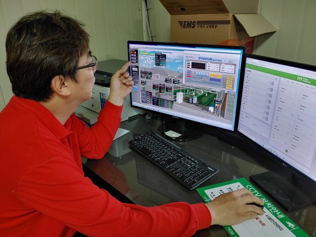 스마트팜 환경제어 시스템을 다루는 박홍희 대표, 출처: IT동아