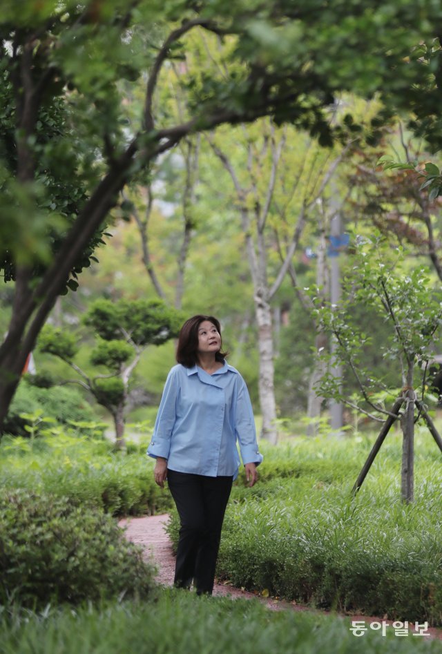 박민선 서울대병원 가정의학과 교수는 따로 헬스클럽을 이용하지 않고 자주 걷거나 움직이면서 활동량을 늘린다. 박 교수가 병원 본관 근처의 산책로를 걷고 있다. 홍진환기자 jean@donga.com