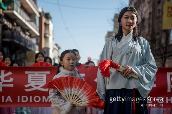 중국 한족의 전통의상을 입고 있는 여인(오른쪽). ⓒ게티이미지