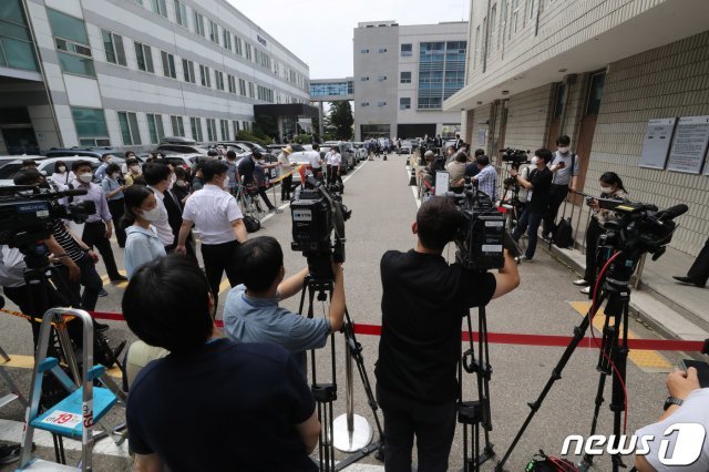 불법 요양병원을 운영하면서 수십억 원대 요양급여를 부정수급 한 혐의로 기소된 윤석열 전 검찰총장의 장모 최 모씨의 1심 선고공판이 열리는 2일 오전 의정부지방법원에서 취재진들이 대기하고 있다. 2021.7.2/뉴스1 © News1