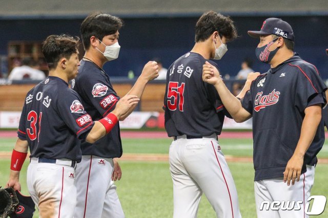 29일 오후 서울 구로구 고척스카이돔에서 열린 프로야구 2021 신한은행 SOL KBO리그 롯데 자이언츠와 키움 히어로즈의 경기에서 롯데가 13대 5로 키움에 승리한 뒤 최현 코치가 선수들을 격려하고 있다. 2021.6.29/뉴스1 © News1