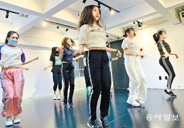 일본 도쿄 신주쿠의 한 케이팝 댄스 학원에서 일본 10, 20대 젊은이들이 한국 대중음악에 맞춰 춤 연습을 하고 있다. 도쿄=김범석 특파원 bsism@donga.com