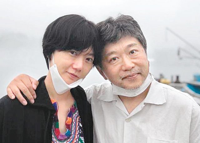 일본의 고레에다 히로카즈 감독(오른쪽)은 한국 배우들을 캐스팅해 한국에서 영화 ‘브로커’를 촬영했다. 출연 배우인 배두나와 함께 촬영 현장에서 포즈를 취했다. 사진 출처 배두나 인스타그램