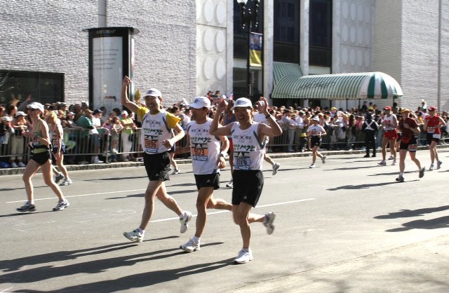 조웅래 회장(왼쪽)이 갑래(가운데) 경래 형하고 2005년 보스턴마라톤에 출전해 질주하고 했다. 3형제는 함께 달려 나란히 4시간 03초로 결승선을 통과했다. 조웅래 회장 제공.
