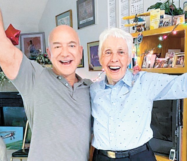 1961년 미국 항공우주국(NASA)의 우주비행사 시험을 1등으로 통과하고도 여성이라는 이유로 우주에 가지 못했던 월리 펑크(오른쪽)가 제프 베이조스 아마존 최고경영자와 두 손을 번쩍 들고 기뻐하고 있다. 블루오리진 제공