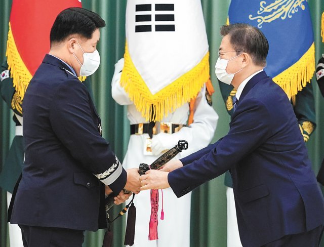 ‘인사 유보’ 공군참모총장 보직 신고식 문재인 대통령(오른쪽)이 2일 청와대에서 열린 공군참모총장 진급 및 보직 
신고식에서 박인호 신임 공군참모총장의 삼정검에 수치(끈으로 된 깃발)를 달아주고 있다. 박 총장에 대한 임명안 의결은 추가 검증 
필요성이 제기되면서 한 차례 유보됐다가 1일 임시국무회에서 의결됐다. 청와대사진기자단