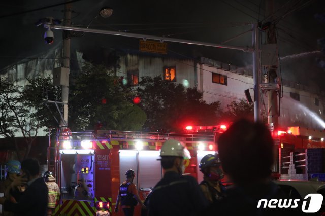 2일 오후 경기도 시흥시 정왕동 시화공단 내 한 제조업체에서 화재가 발생해 소방당국이 화재진압을 하고 있다. 현재까지 인명피해는 없는 것으로 파악됐다. 2021.7.2/뉴스1 © News1