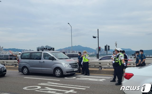 3일 오전 서울 한남대교 북단에서 경찰이 민주노총 집회 의심 차량을 검문하고 있다.© 뉴스1