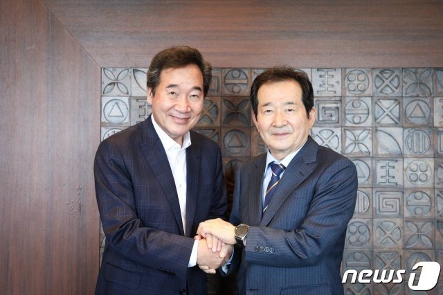 이낙연 더불어민주당 전 대표와 정세균 전 국무총리가 7월3일 서울 여의도에서 만나 악수하고 있다.(이낙연 캠프 제공)© 뉴스1