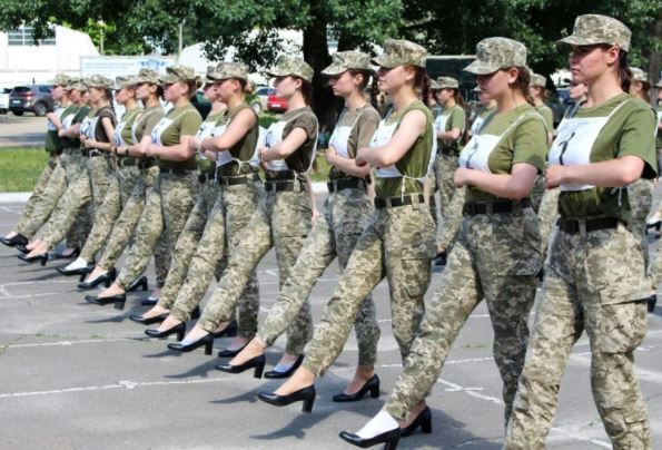 검은색 펌프스 하이힐을 신은 우크라이나 여군들이 행진 연습을 하고 있다. (BARRON‘S 갈무리) © 뉴스1