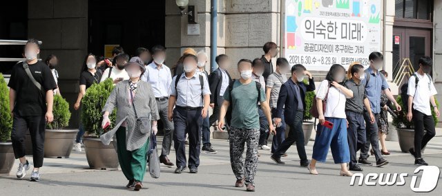 서울역에서 시민들이 출근길 발걸음을 재촉하고 있다. 정부와 서울을 비롯한 수도권 3개 시·도 지자체는 지난 1일부터 시행하기로 한 새로운 거리두기 개편안 적용 시점을 1주일 유예하기로 했다./뉴스1 © News1