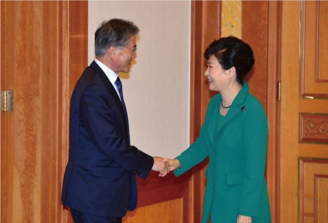 2015년 10월 22일 박근혜 당시 대통령(오른쪽)이 청와대에서 새정치연합 문재인 대표와 악수하고 있다. 동아DB