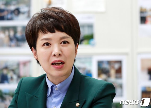 국민의힘 당대표 경선에 출마하는 김은혜 의원이 18일 오후 서울 여의도 국회의원회관 사무실에서 뉴스1과 인터뷰하고 있다. 2021.5.18 © News1