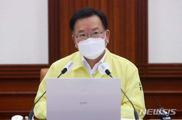 [서울=뉴시스]김부겸 국무총리가 4일 오후 서울 종로구 정부서울청사에서 열린 코로나19 중앙재난안전대책본부 회의에 참석해 발언하고 있다. 2021.07.04.