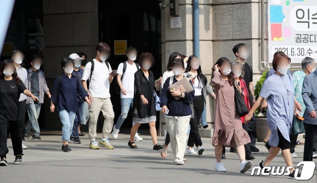지난 1일 오전 서울역에서 시민들이 출근길 발걸음을 재촉하고 있다. 2021.7.1/뉴스1 © News1