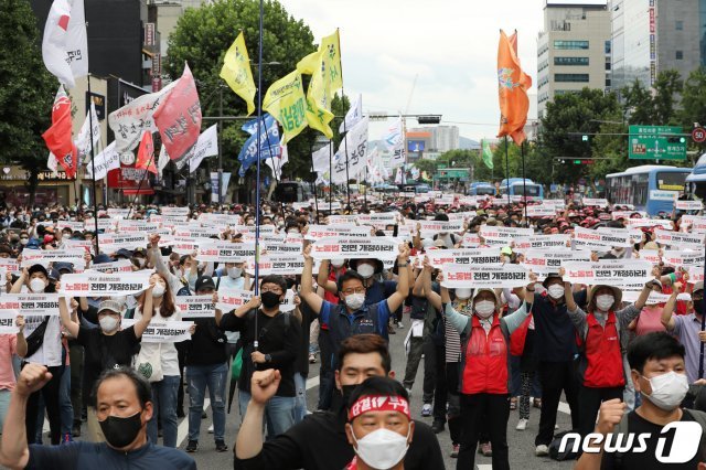 전국민주노동조합총연맹(민노총) 조합원들이 3일 오후 서울 종로3가 거리에서 가진 전국노동자대회에서 구호를 외치고 있다. 2021.7.3/뉴스1 © News1